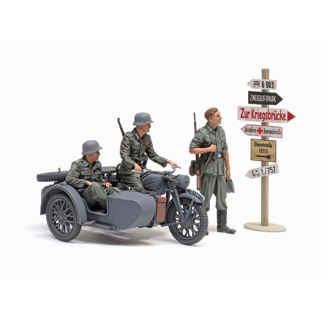 Motorcycle model KS600 with soldiers and a road sign in 1:35 scale.