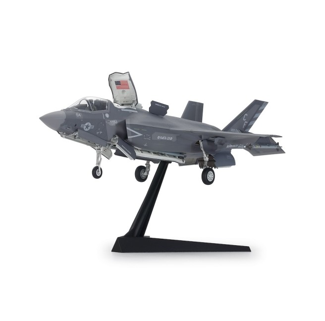 Modell im Maßstab 1:72 des Lockheed Martin F-35B Lightning II Flugzeugs von Tamiya. Modell im Maßstab 1:72 des Lockheed Martin F-35B Lightning II Flugzeugs von Tamiya.